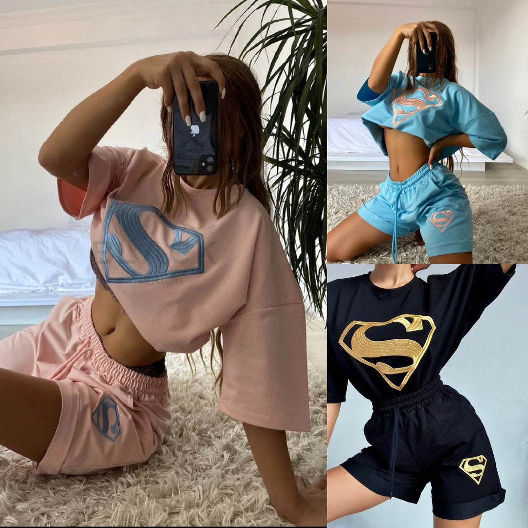 Kvinnors sportiga t-shirt med kort ärm och shorts-set med exklusiv logotypsdesign Mirla-Eva Jonsson