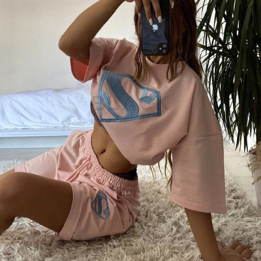 Kvinnors sportiga t-shirt med kort ärm och shorts-set med exklusiv logotypsdesign Mirla-Eva Jonsson