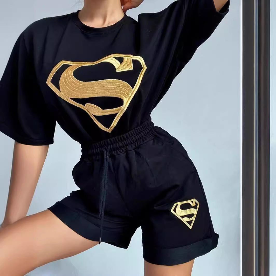 Kvinnors sportiga t-shirt med kort ärm och shorts-set med exklusiv logotypsdesign Mirla-Eva Jonsson