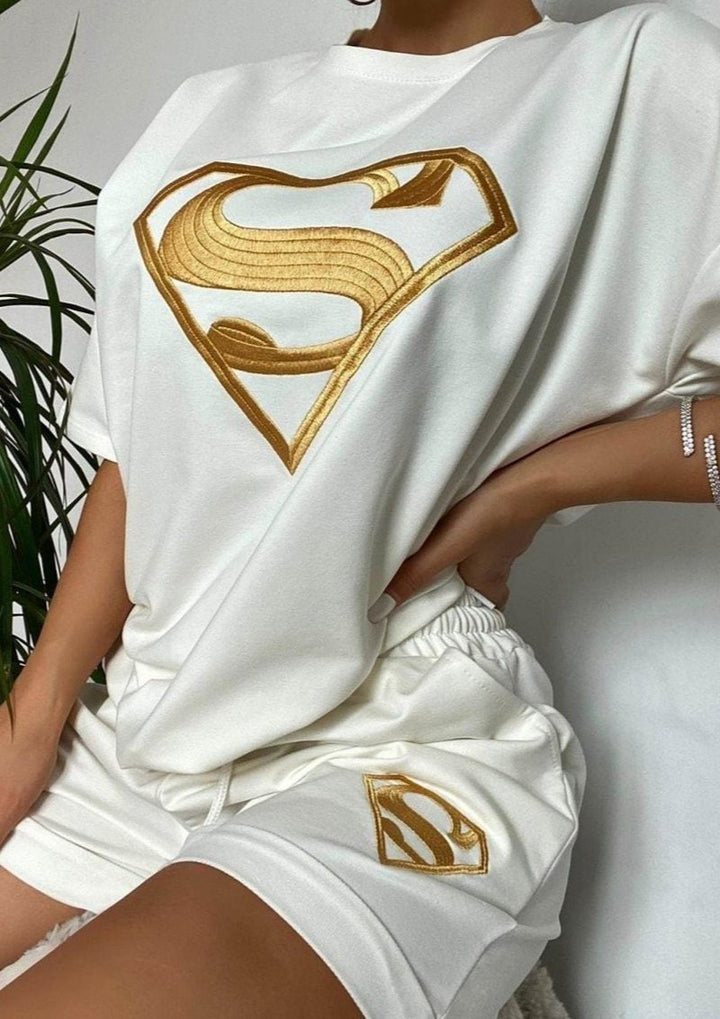 Kvinnors sportiga t-shirt med kort ärm och shorts-set med exklusiv logotypsdesign Mirla-Eva Jonsson
