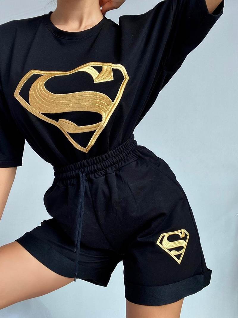 Kvinnors sportiga t-shirt med kort ärm och shorts-set med exklusiv logotypsdesign Mirla-Eva Jonsson