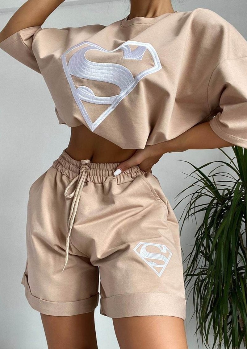 Kvinnors sportiga t-shirt med kort ärm och shorts-set med exklusiv logotypsdesign Mirla-Eva Jonsson