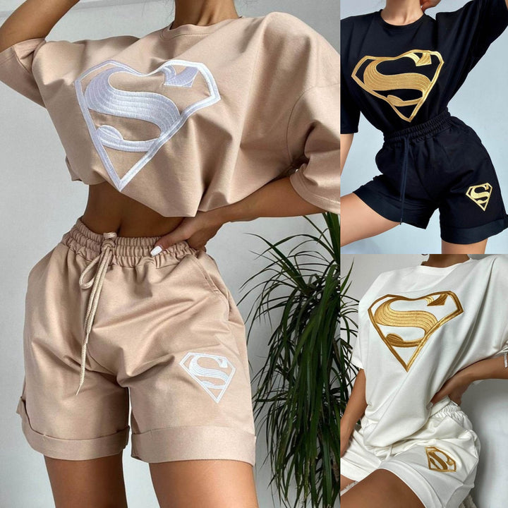Kvinnors sportiga t-shirt med kort ärm och shorts-set med exklusiv logotypsdesign Mirla-Eva Jonsson