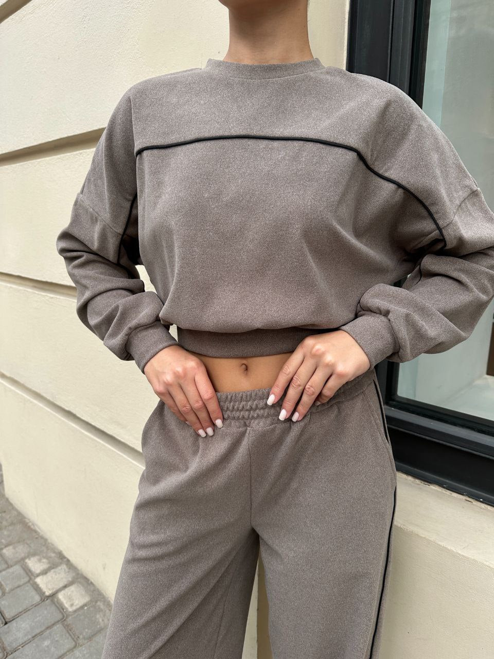 Kvinnors sportiga topp- och byxset med elastisk midjeband och kontrast sömmar-Eva Jonsson