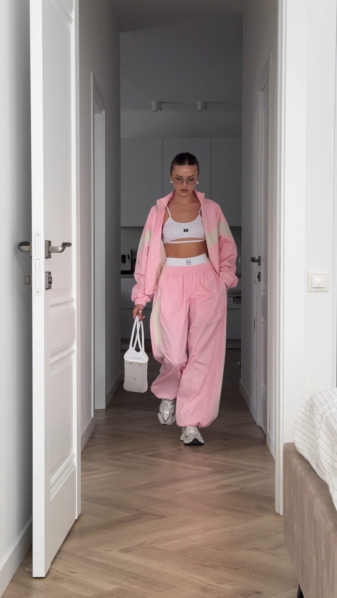 Kvinnors sportiga träningsdräkt i en modern stil-Eva Jonsson