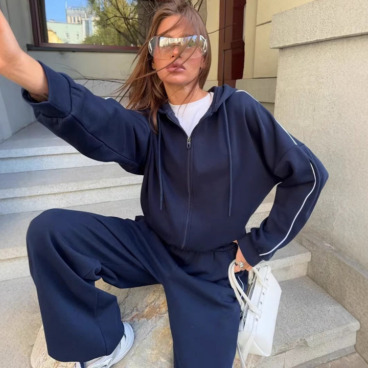 Kvinnors sportiga träningsdräktset med hög krage och eleganta ränder Mirla-Eva Jonsson
