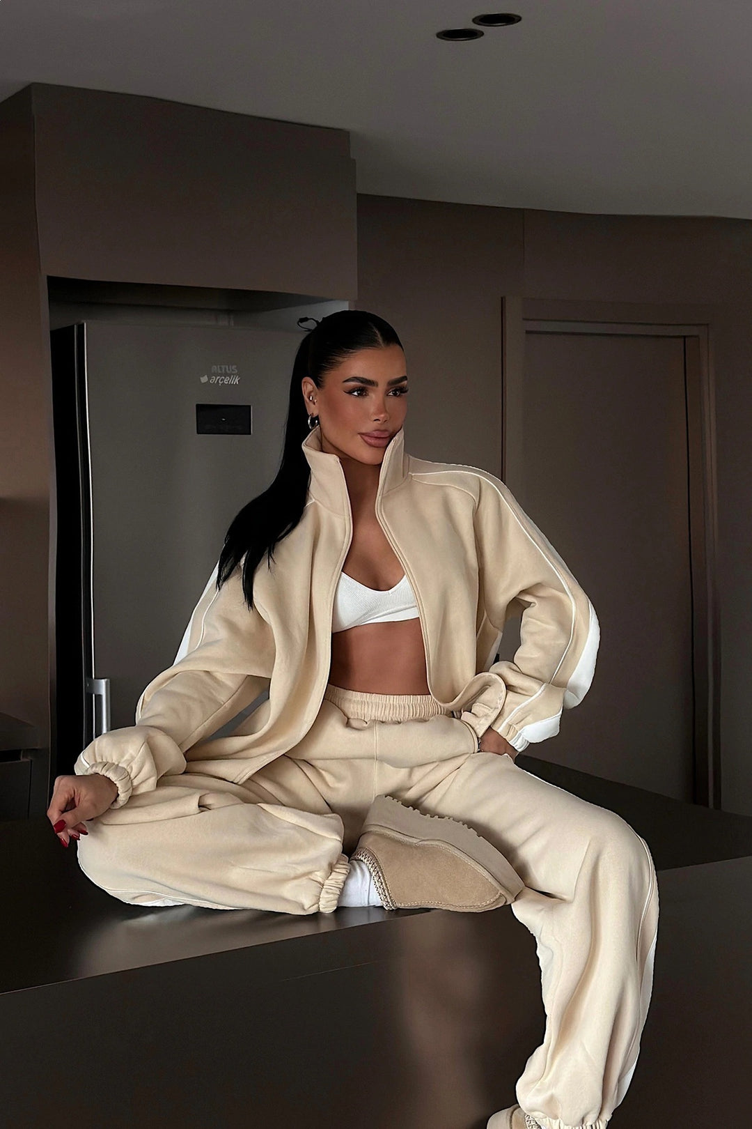 Kvinnors sportiga träningsset med stilfull dragkedja och modernt randigt mönster Mirla-Eva Jonsson