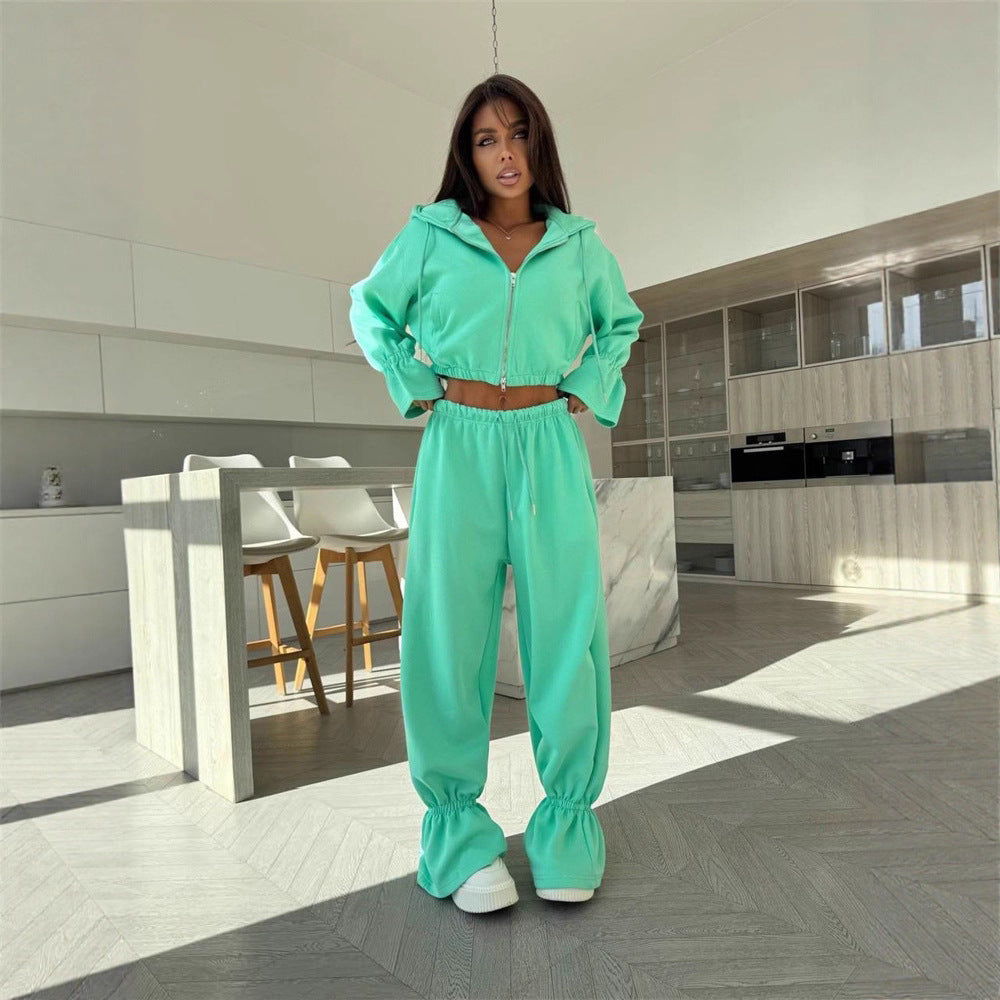 Kvinnors sportiga tvådelade set med croppad hoodie och vida byxor Mirla-Eva Jonsson