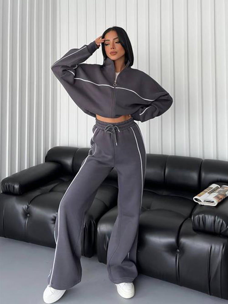 Kvinnors sportiga tvådelade set med höghalser sweatshirt och lösa byxor Mirla-Eva Jonsson