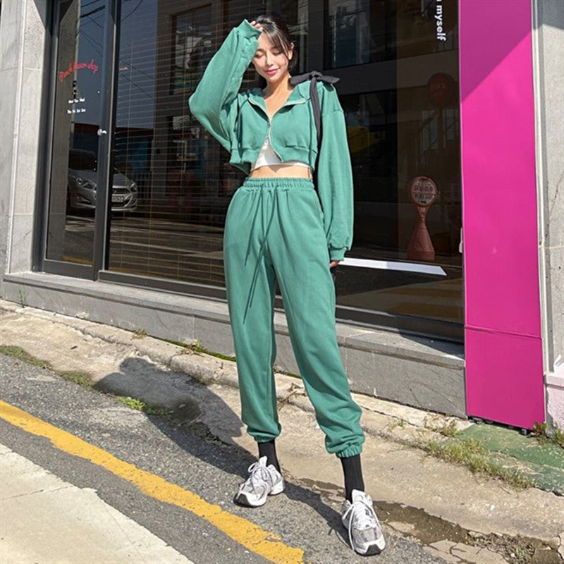 Kvinnors sportiga tvådelade set med kort hoodie och bekväma joggers Mirla-Eva Jonsson
