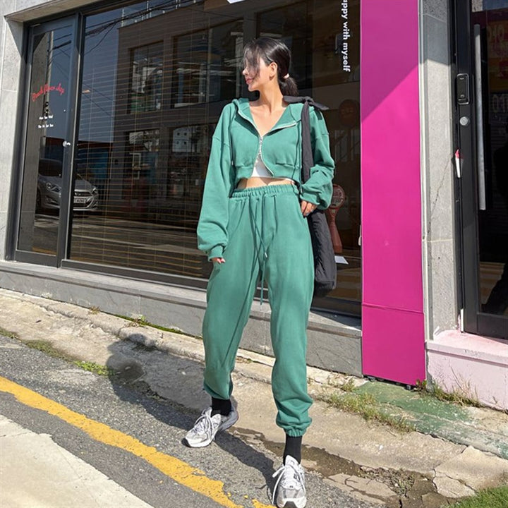 Kvinnors sportiga tvådelade set med kort hoodie och bekväma joggers Mirla-Eva Jonsson