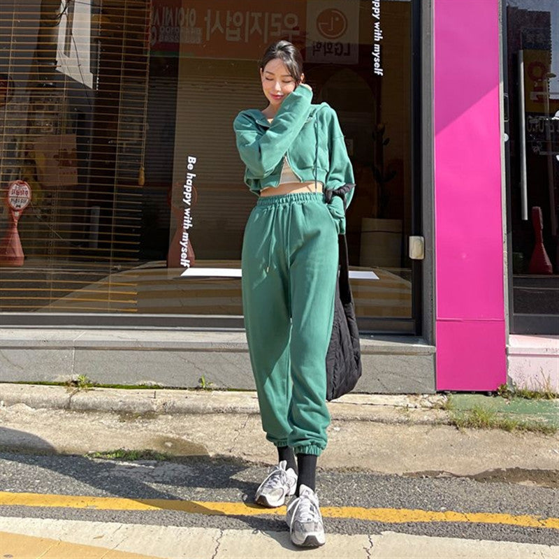 Kvinnors sportiga tvådelade set med kort hoodie och bekväma joggers Mirla-Eva Jonsson