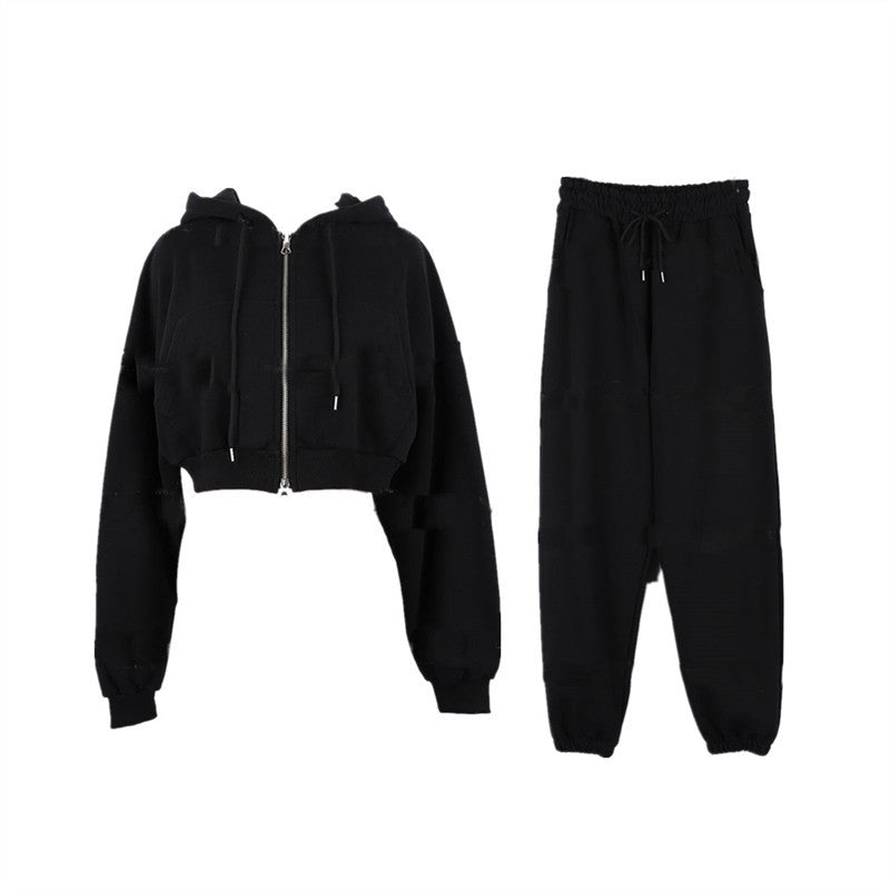Kvinnors sportiga tvådelade set med kort hoodie och bekväma joggers Mirla-Eva Jonsson