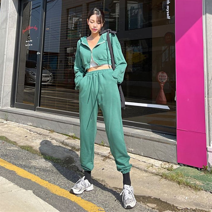 Kvinnors sportiga tvådelade set med kort hoodie och bekväma joggers Mirla-Eva Jonsson