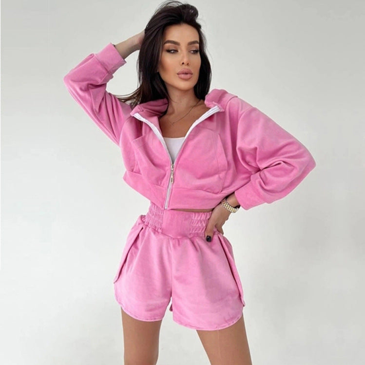 Kvinnors sportiga tvådelade set med kort hoodie och bekväma shorts Mirla-Eva Jonsson