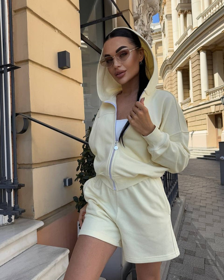 Kvinnors sportiga tvådelat set bestående av kortärmad jacka och avslappnade shorts-Eva Jonsson