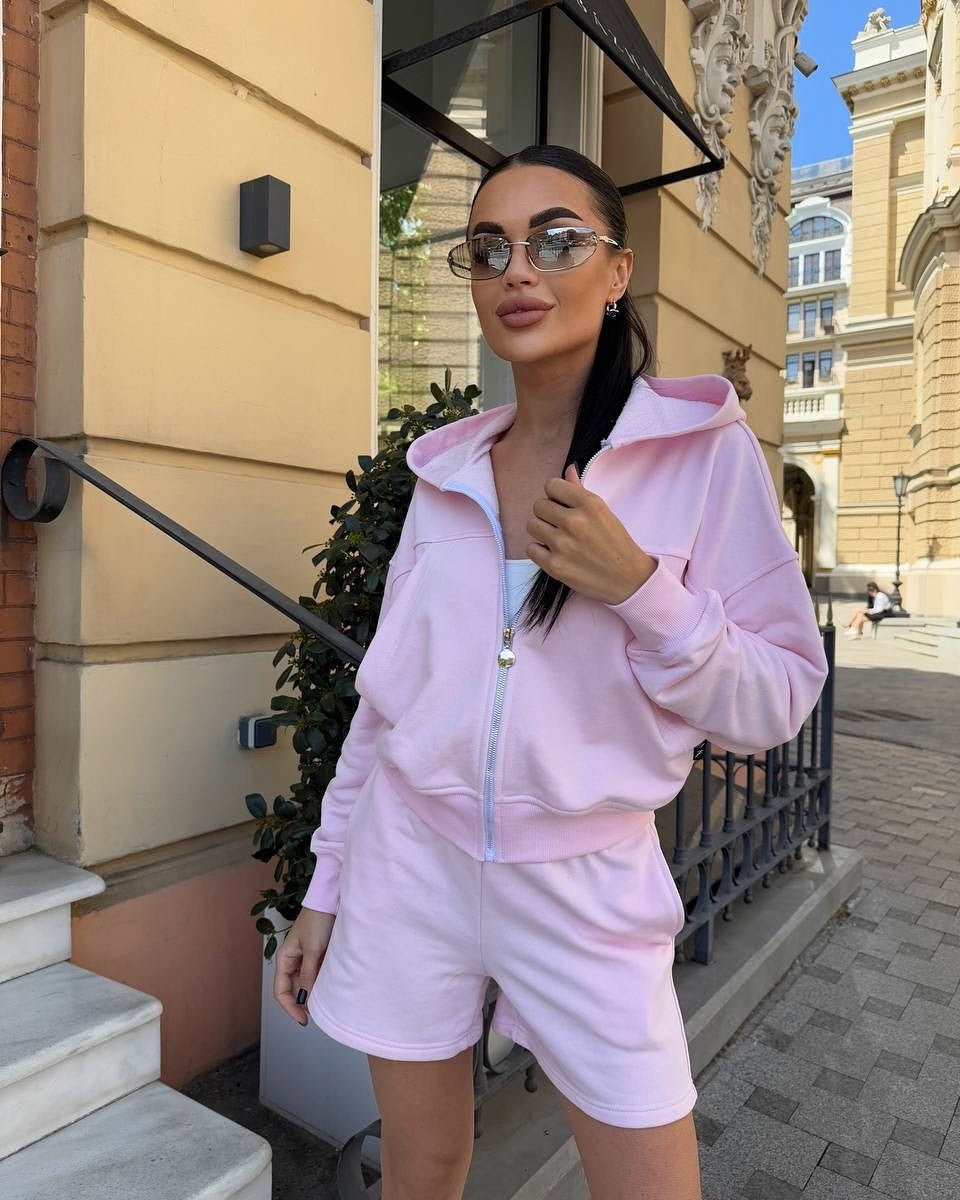 Kvinnors sportiga tvådelat set bestående av kortärmad jacka och avslappnade shorts-Eva Jonsson