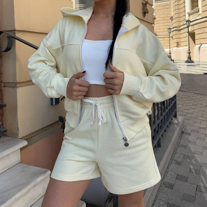 Kvinnors sportiga tvådelat set bestående av kortärmad jacka och avslappnade shorts-Eva Jonsson