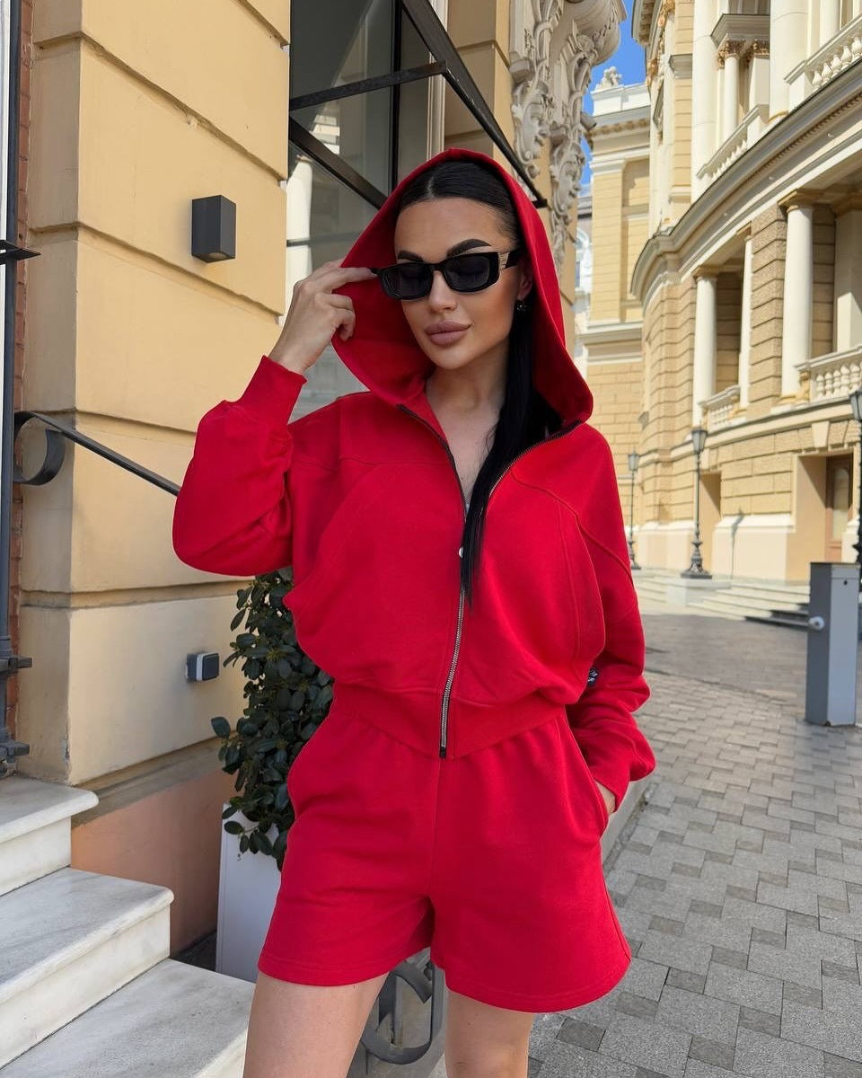 Kvinnors sportiga tvådelat set bestående av kortärmad jacka och avslappnade shorts-Eva Jonsson