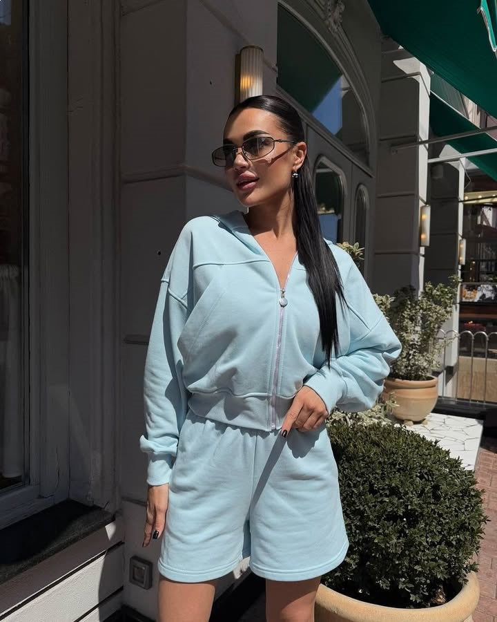 Kvinnors sportiga tvådelat set bestående av kortärmad jacka och avslappnade shorts-Eva Jonsson
