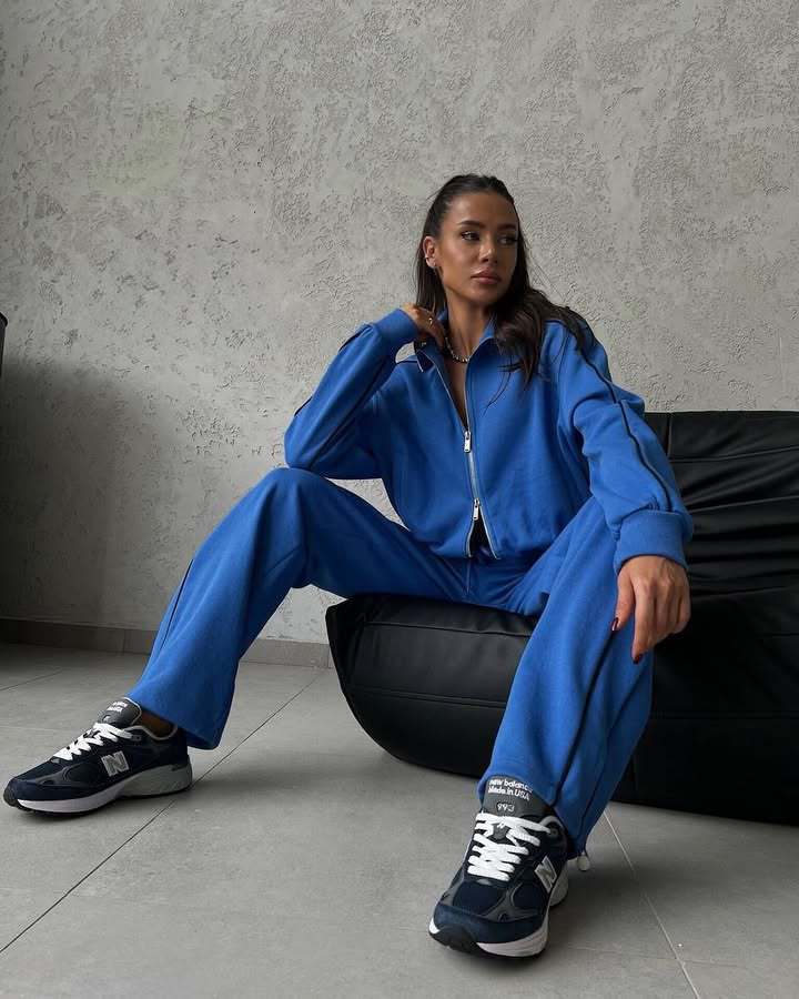 Kvinnors sportiga tvådelat set med full dragkedja och vid skärning Mirla-Eva Jonsson
