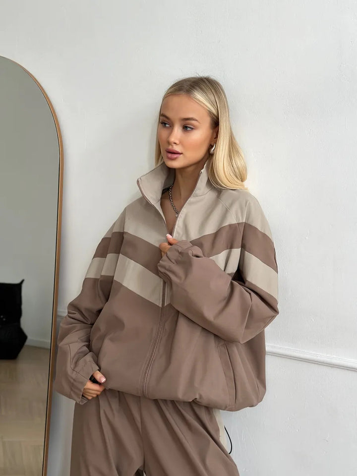 Kvinnors sportiga vadderade jacka med hög krage och modern design Mirla-Eva Jonsson