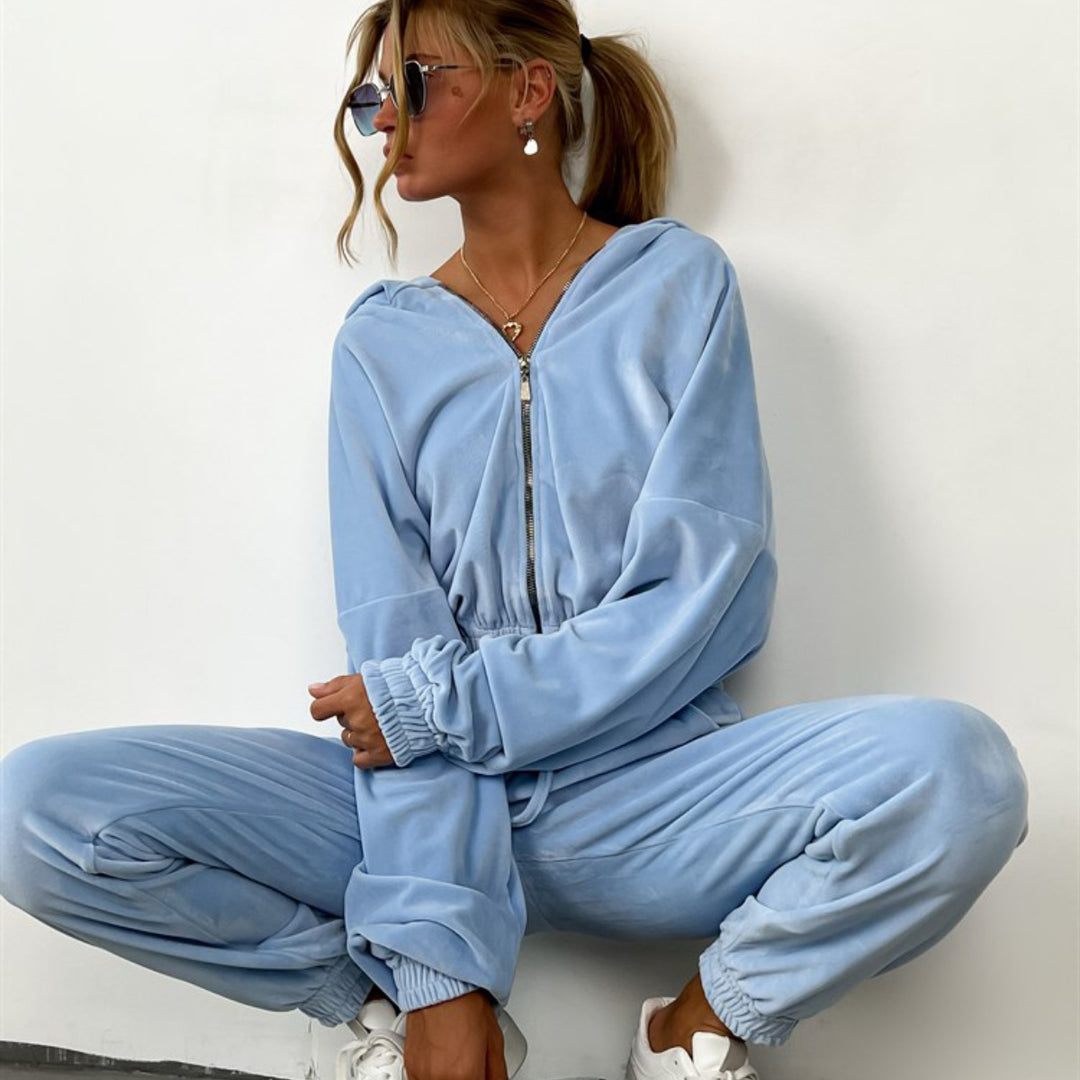 Kvinnors sportiga velour joggingdräkt med huva och dragkedja Mirla-Eva Jonsson