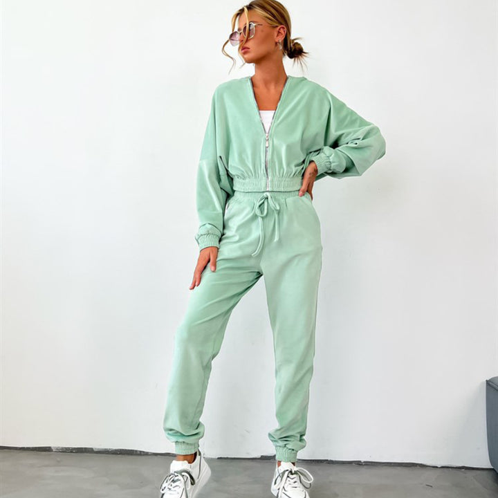 Kvinnors sportiga velour joggingdräkt med huva och dragkedja Mirla-Eva Jonsson