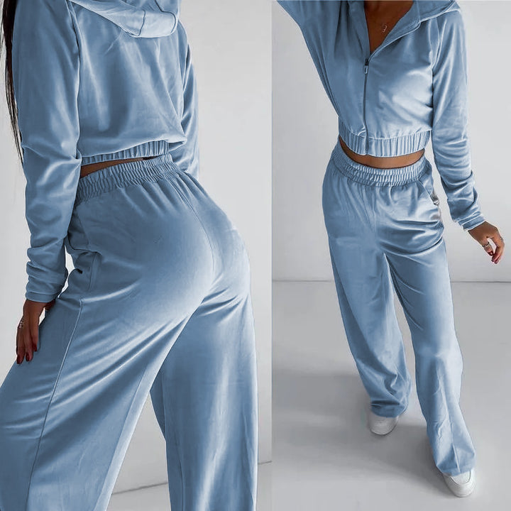 Kvinnors sportiga velour lounge-set med kort jacka och bekväma byxor Mirla-Eva Jonsson