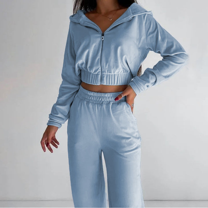 Kvinnors sportiga velour lounge-set med kort jacka och bekväma byxor Mirla-Eva Jonsson