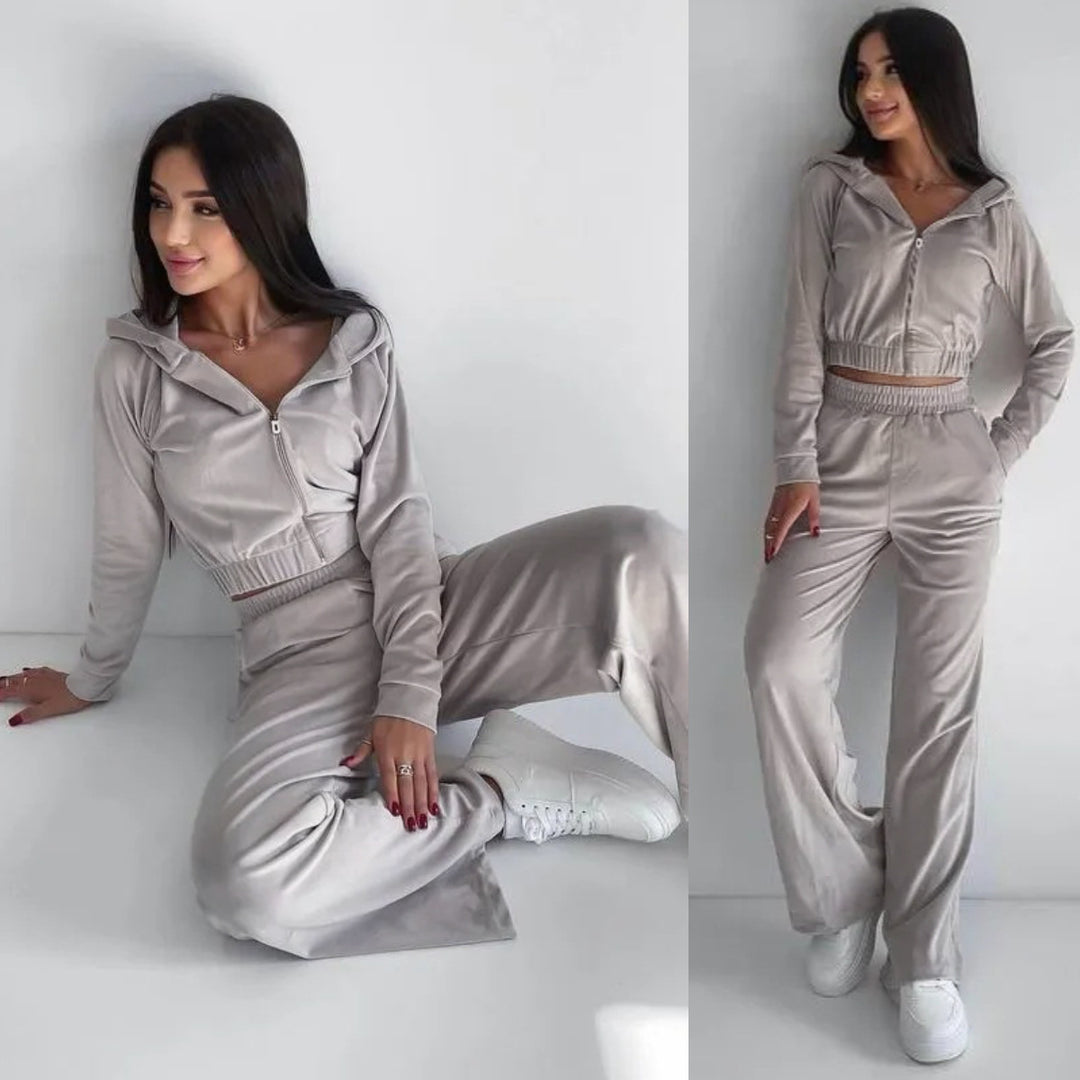 Kvinnors sportiga velour lounge-set med kort jacka och bekväma byxor Mirla-Eva Jonsson