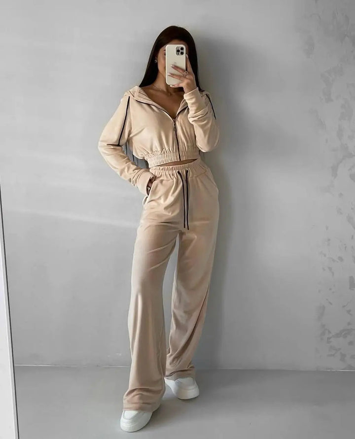 Kvinnors sportiga velour lounge set med kort jacka och bred skärning Mirla-Eva Jonsson