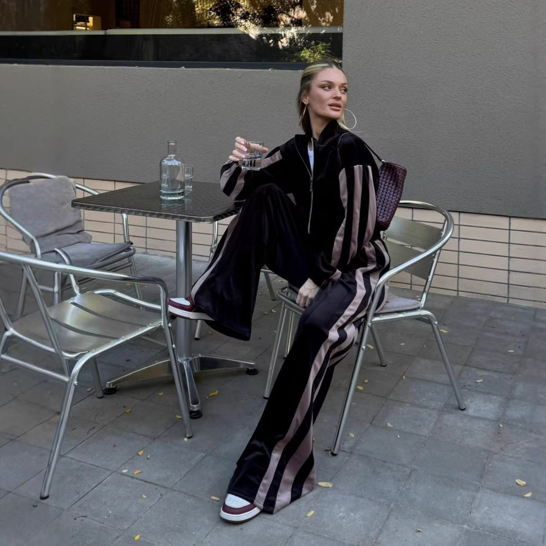 Kvinnors sportiga velour träningsdräkt med kontrasterande färgstripes Mirla-Eva Jonsson