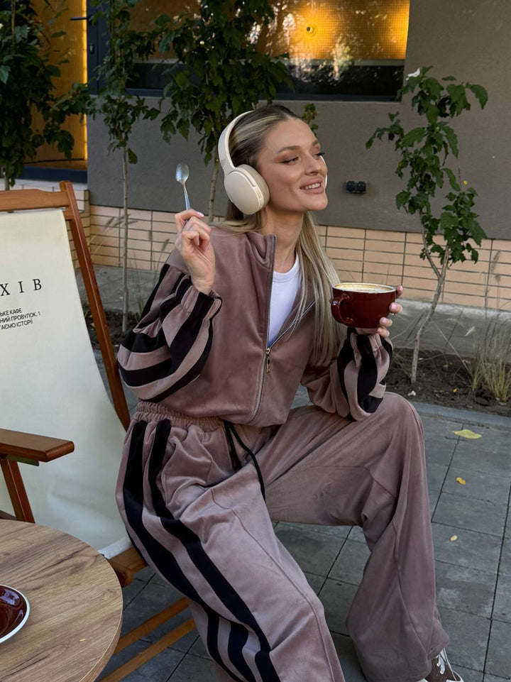Kvinnors sportiga velour träningsdräkt med kontrasterande färgstripes Mirla-Eva Jonsson