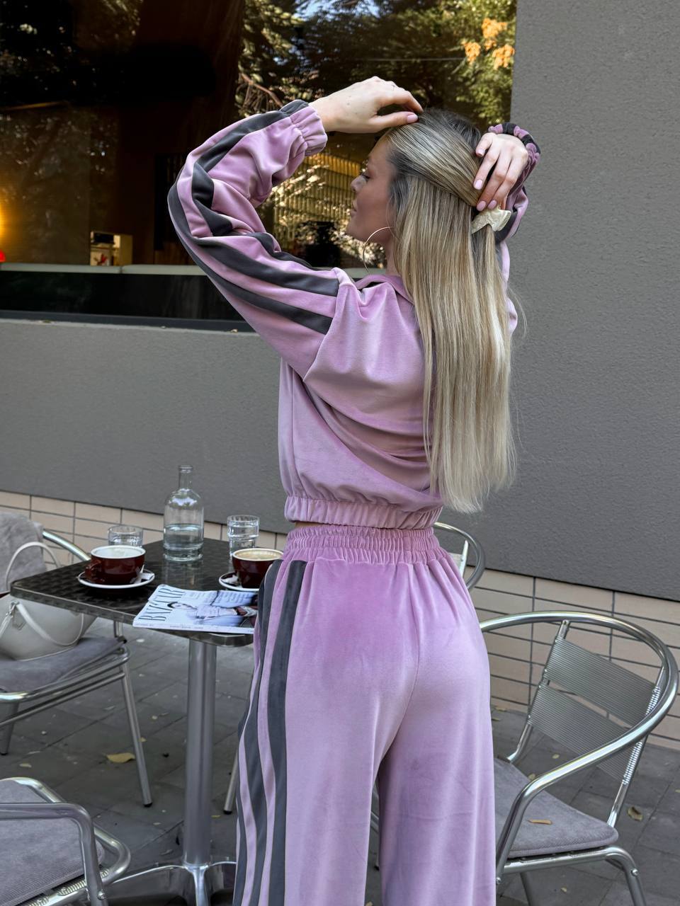 Kvinnors sportiga velour träningsdräkt med kontrasterande färgstripes Mirla-Eva Jonsson