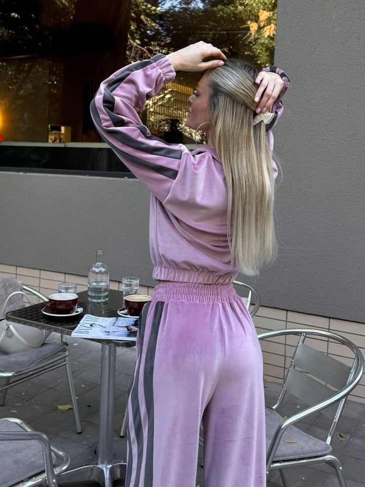 Kvinnors sportiga velour träningsdräkt med kontrasterande färgstripes Mirla-Eva Jonsson