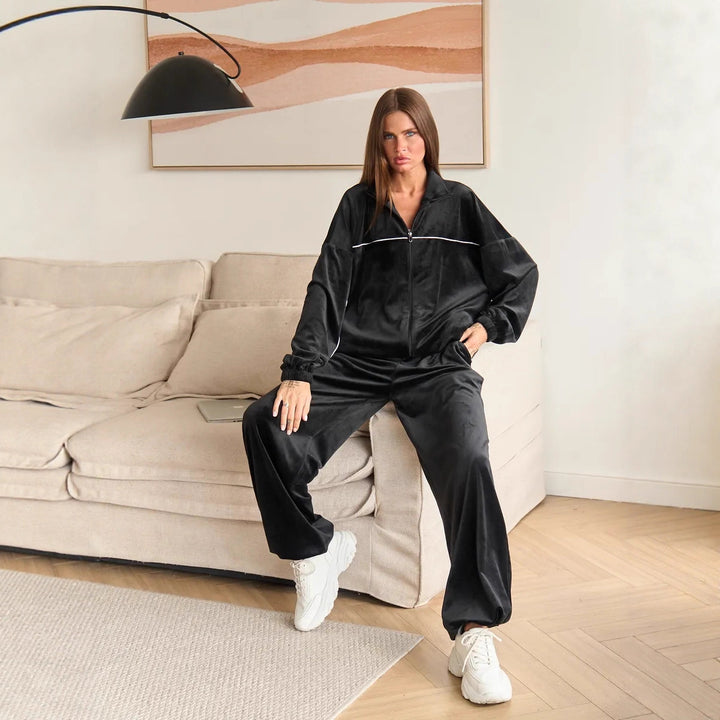 Kvinnors sportiga velourjacka med hög krage och vida ärmar Mirla-Eva Jonsson