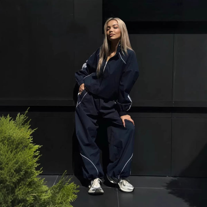 Kvinnors sportiga vindjacka och vida byxor i atletisk skärning Mirla-Eva Jonsson