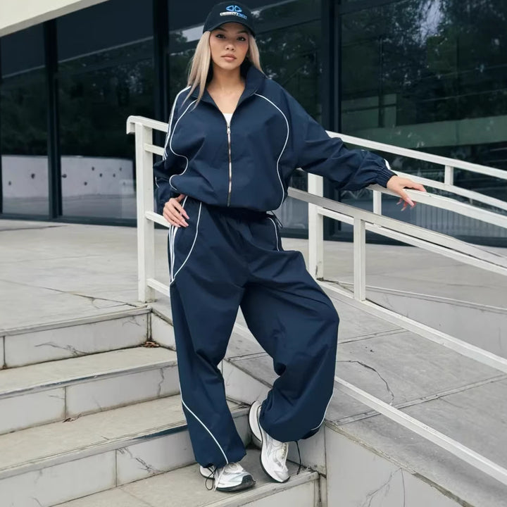 Kvinnors sportiga vindjacka och vida byxor i atletisk skärning Mirla-Eva Jonsson