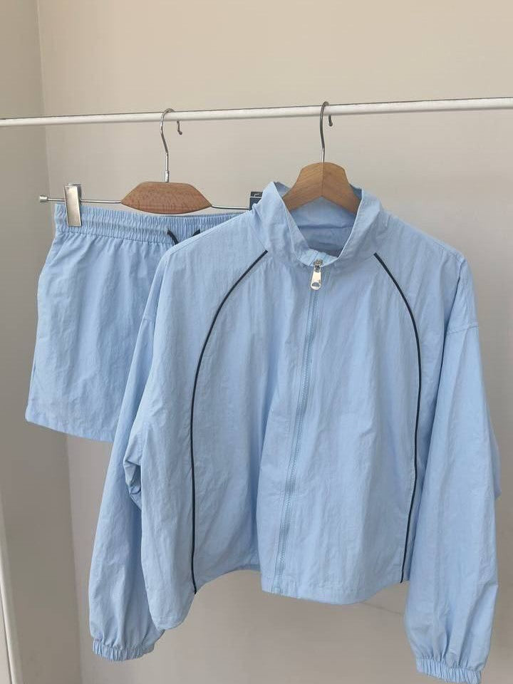 Kvinnors sportiga vindjacka topp och shorts set Mirla-Eva Jonsson