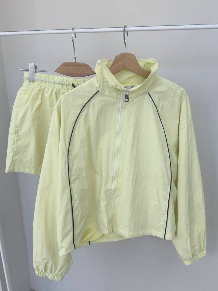 Kvinnors sportiga vindjacka topp och shorts set Mirla-Eva Jonsson