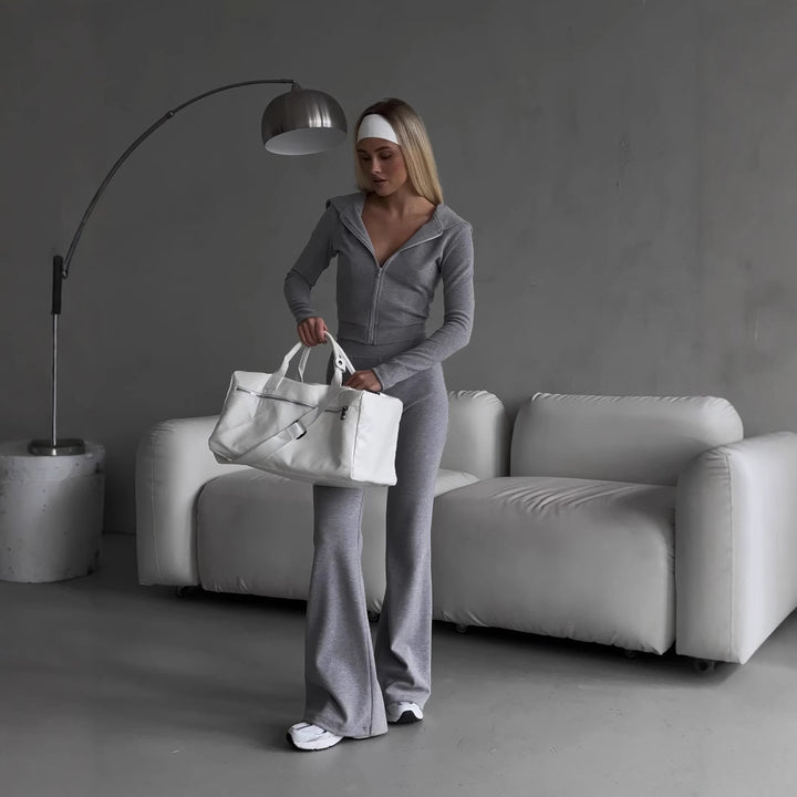 Kvinnors sportiga zip hoodie-set med en figurnära passform och elastisk midja Mirla-Eva Jonsson