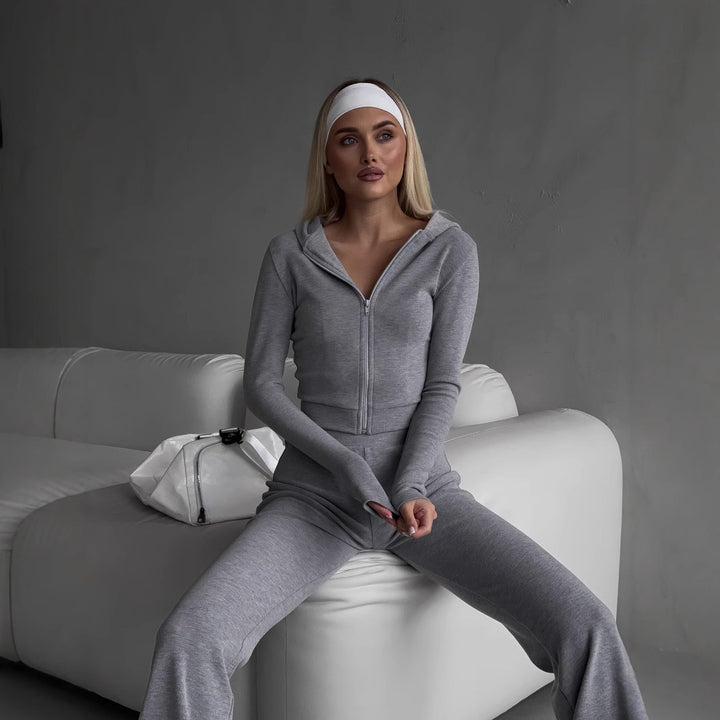 Kvinnors sportiga zip hoodie-set med en figurnära passform och elastisk midja Mirla-Eva Jonsson