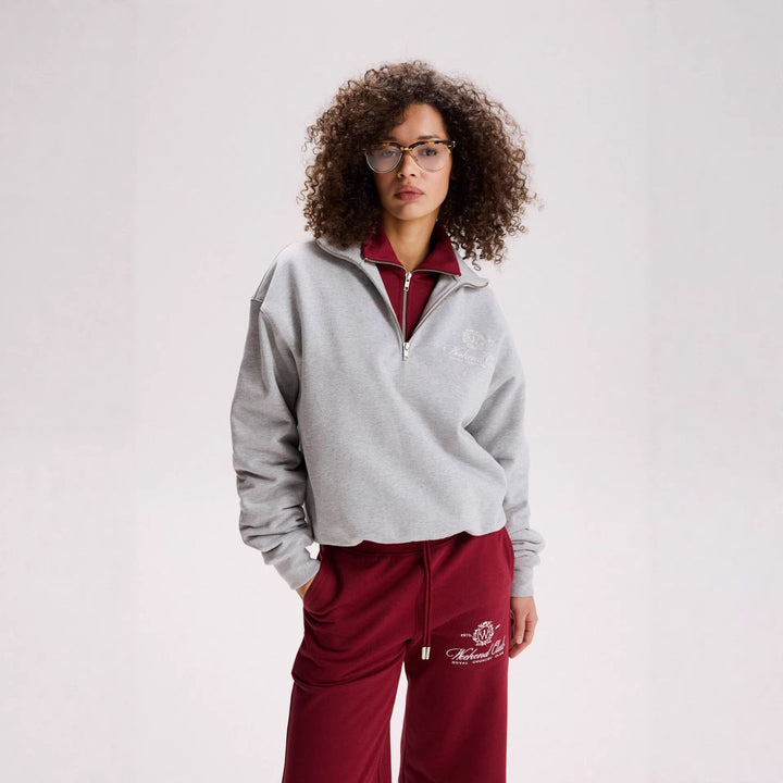 Kvinnors sportiga zip-tröja med en avslappnad passform och elegant broderi Mirla-Eva Jonsson
