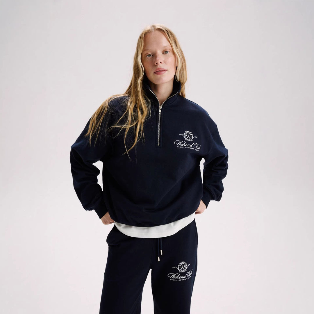 Kvinnors sportiga zip-tröja med en avslappnad passform och elegant broderi Mirla-Eva Jonsson