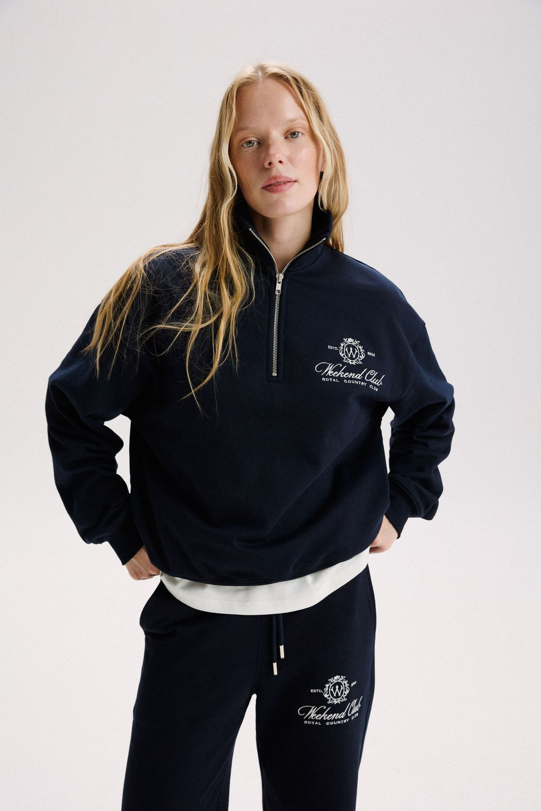 Kvinnors sportiga zip-tröja med en avslappnad passform och elegant broderi Mirla-Eva Jonsson