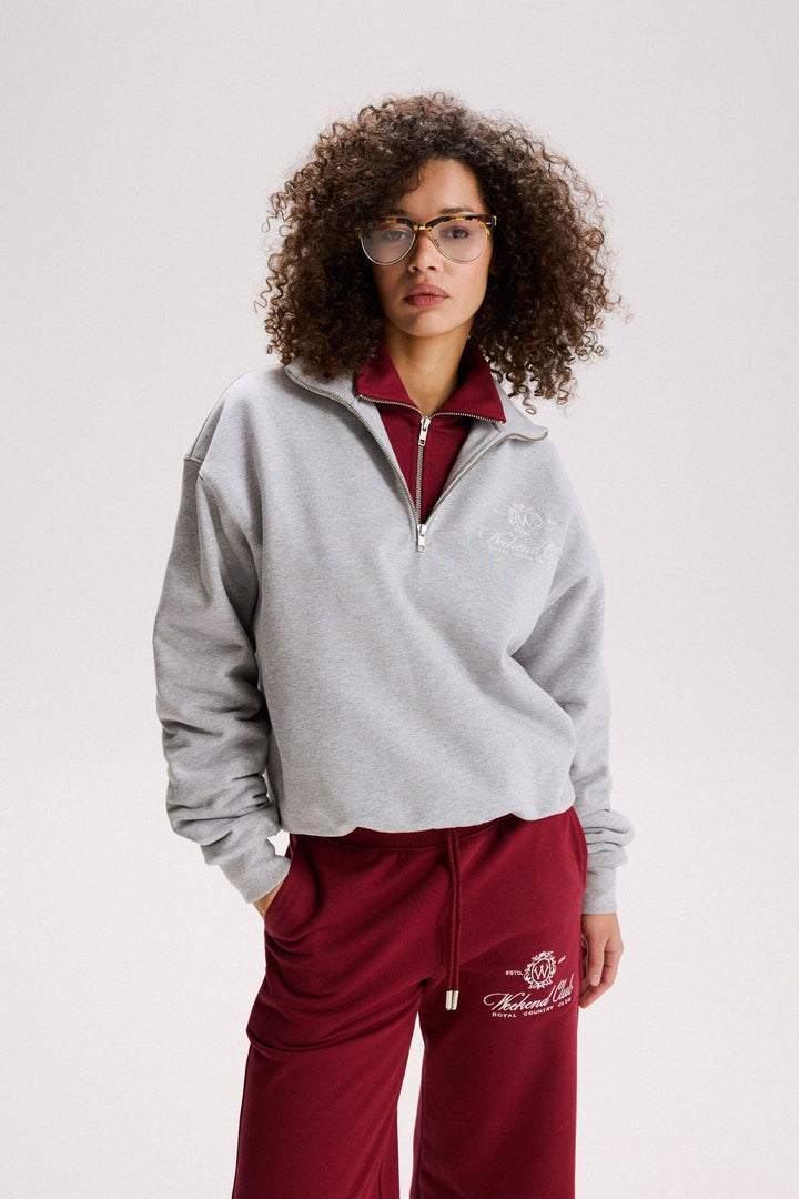 Kvinnors sportiga zip-tröja med en avslappnad passform och elegant broderi Mirla-Eva Jonsson