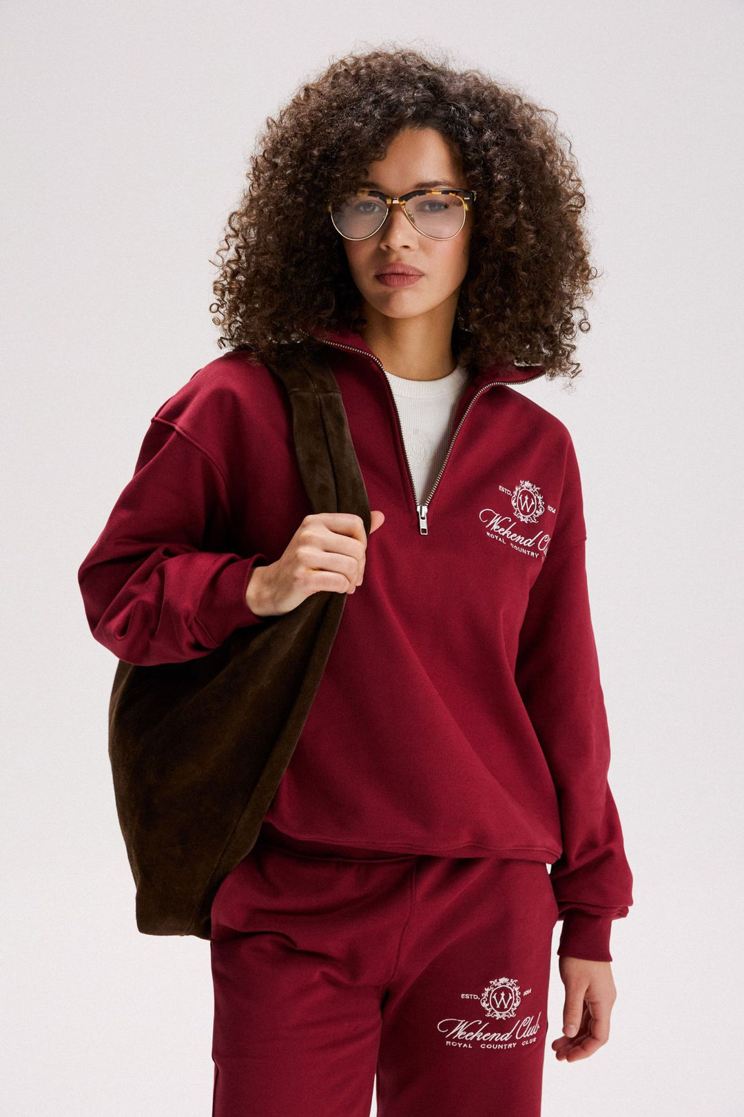 Kvinnors sportiga zip-tröja med en avslappnad passform och elegant broderi Mirla-Eva Jonsson