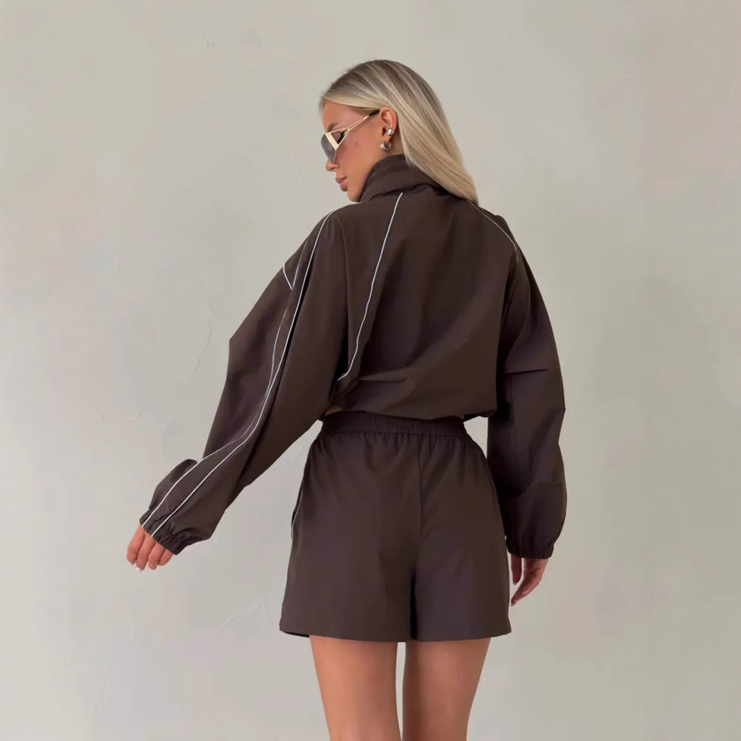 Kvinnors sportjacka med shorts i modern friluftsstil Mirla-Eva Jonsson