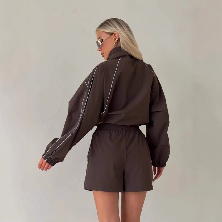 Kvinnors sportjacka med shorts i modern friluftsstil Mirla-Eva Jonsson